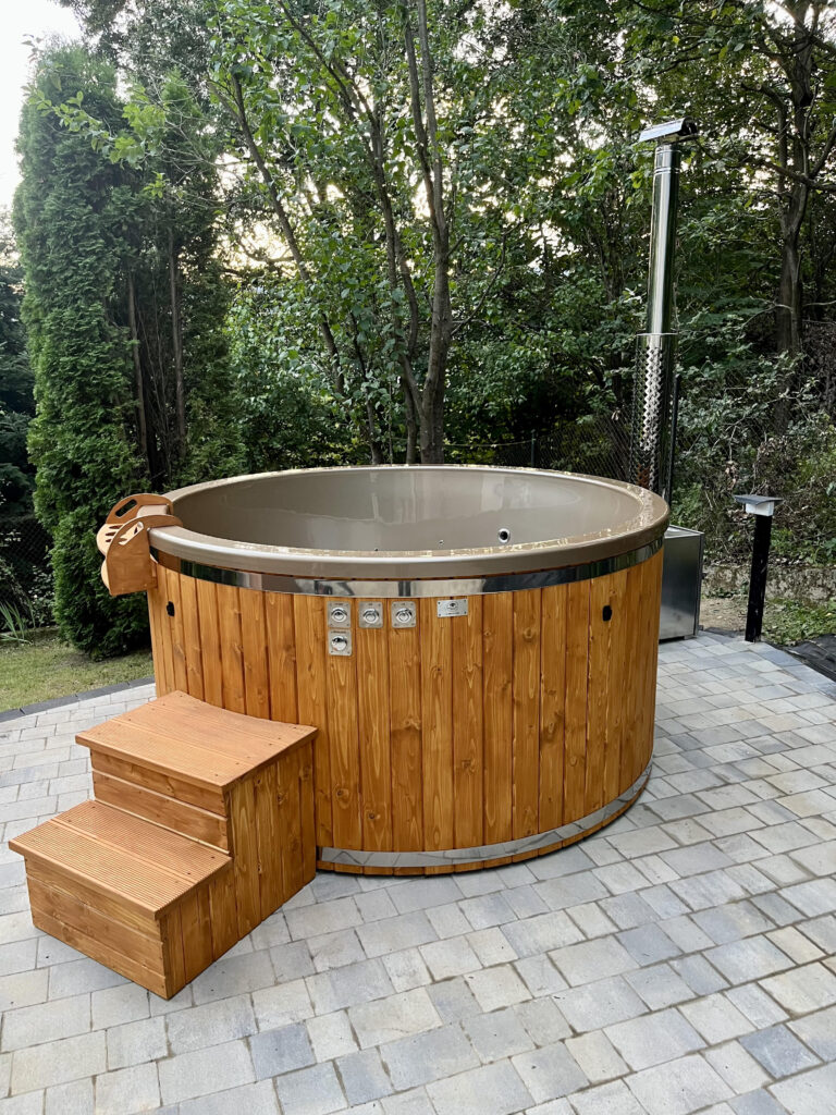 Na zdjęciu drewniana balia na tarasie.