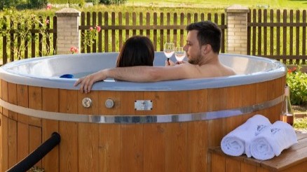 Z jakiego drewna robi się balie ogrodowe jak na zdjęciu?